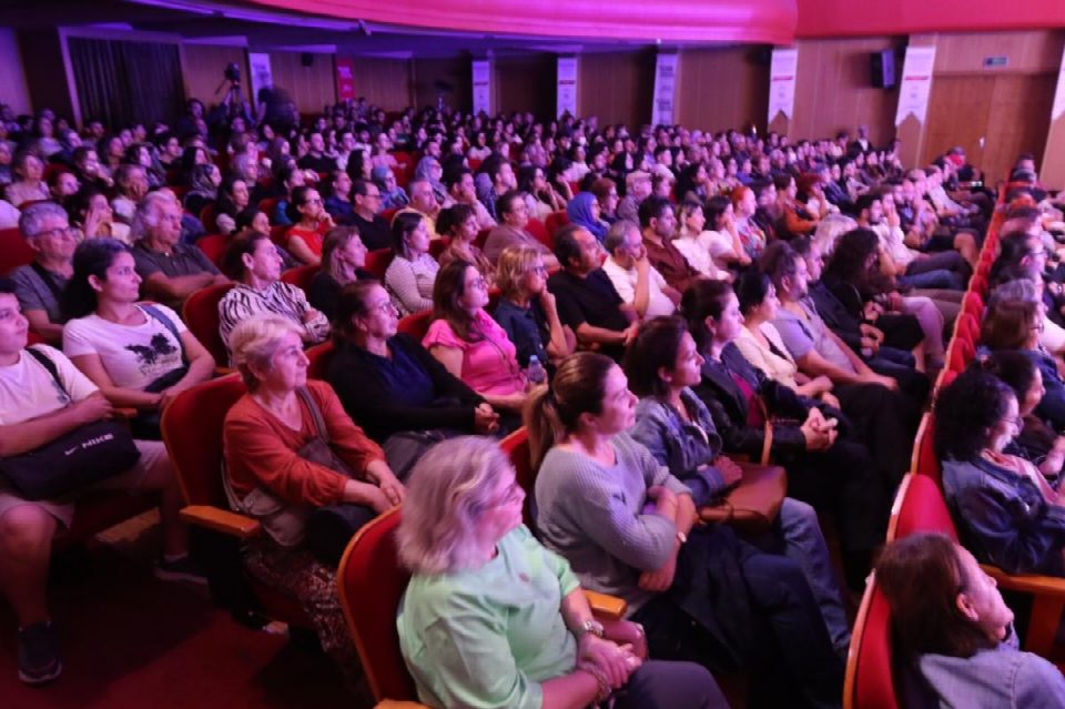 OBBKT, Adana şehir tiyatroları festivalinde izleyiciden tam not aldı