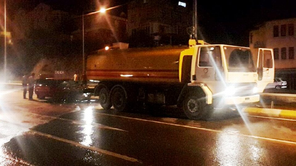 Sulama tankerine otomobil arkadan çarptı: 3 yaralı