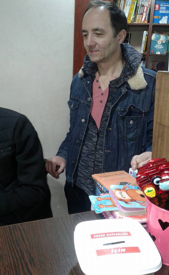 Sokak köpekleri aç kalmasın diye kumbara yaptırdı
