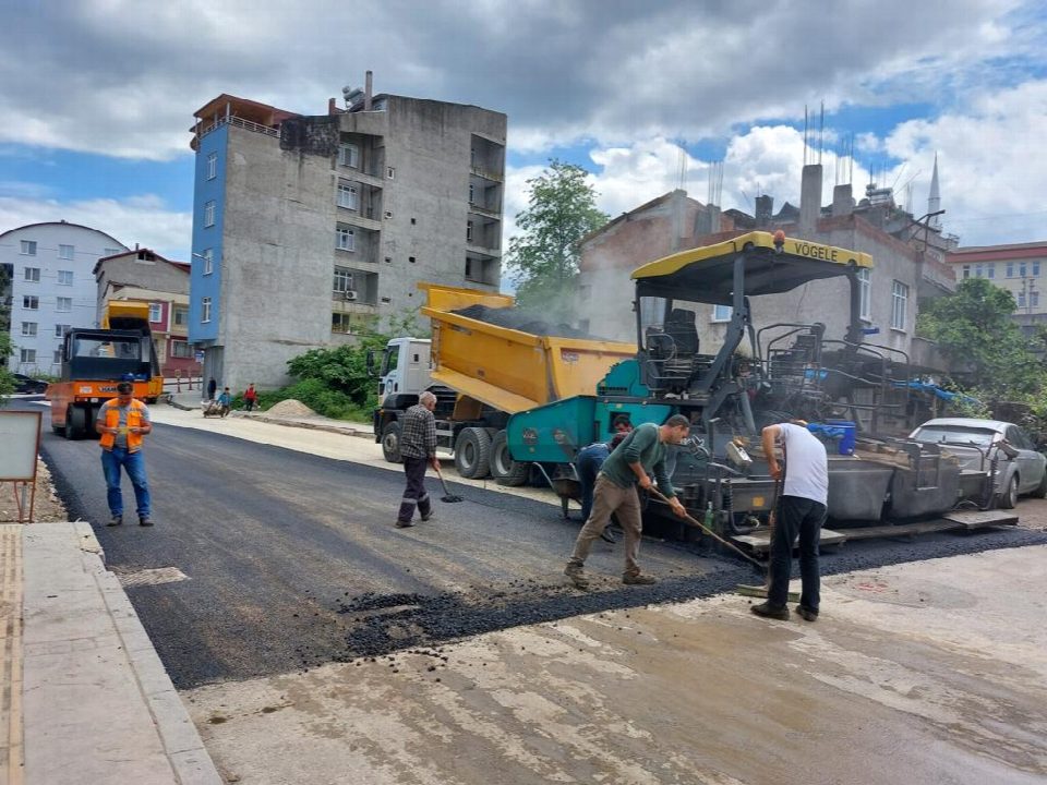 Sevgi caddesinde sıcak asfalt çalışmalarının son etabı tamamlandı
