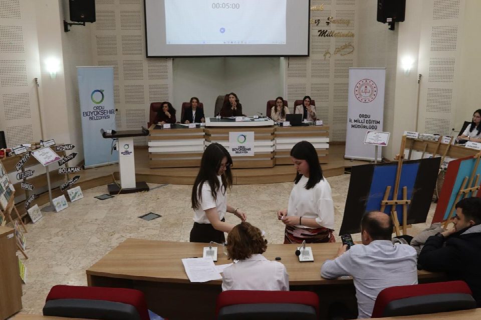 Fikirlerini en iyi savunan gençler finale kaldı