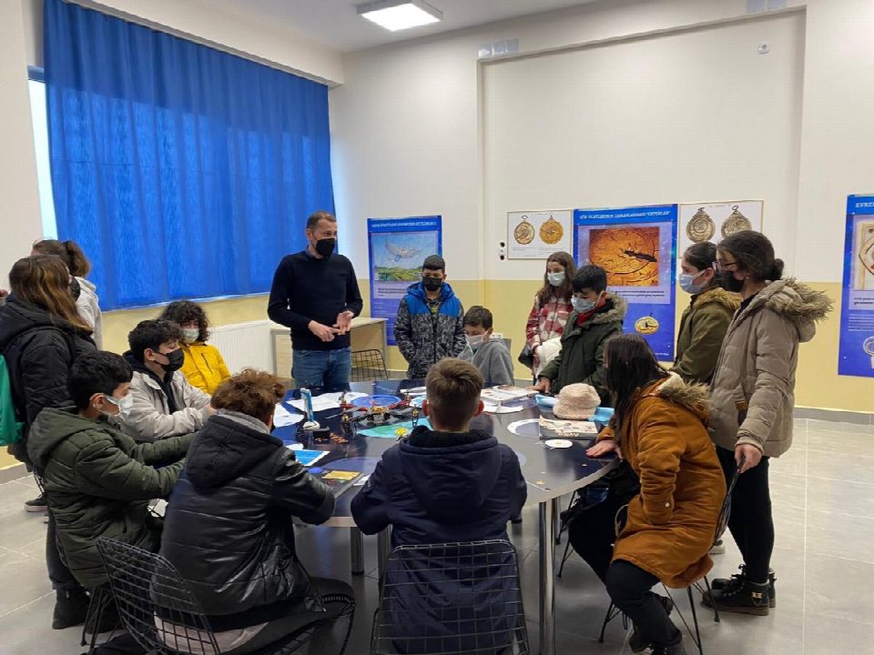 Bilgi Evleri öğrencileri geleceğe hazırlıyor