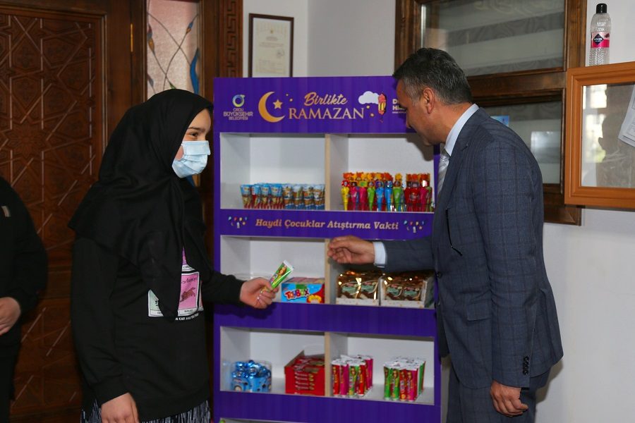Büyükşehir camilere atıştırmalık standı kurdu