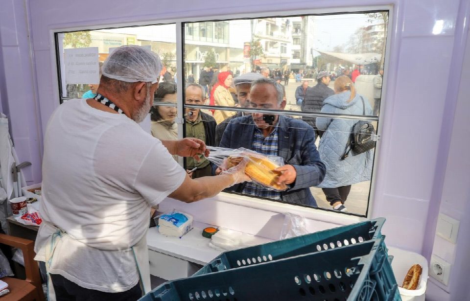 R03;‘HALK EKMEK’ VATANDAŞLARDAN TAKDİR TOPLUYOR