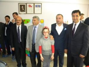 Kızılay doğal ve acil ihtiyaçlara cevap verdiği gibi sosyal projelerde de yer almaktadır
