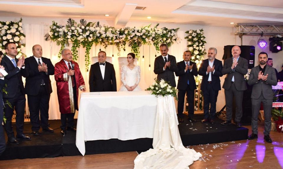 Varan ve Kibar ailelerinin mutlu günü.. Melike ve İsmail Kibar hayatlarını birleştirdi