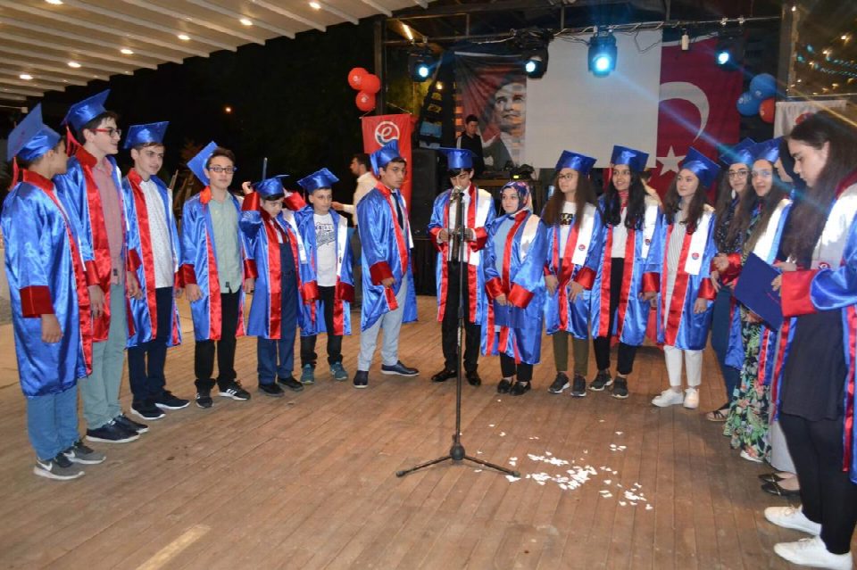 Özel Fatsa Eğitim Bilimleri Ortaokulu ilk mezunlarını verdi