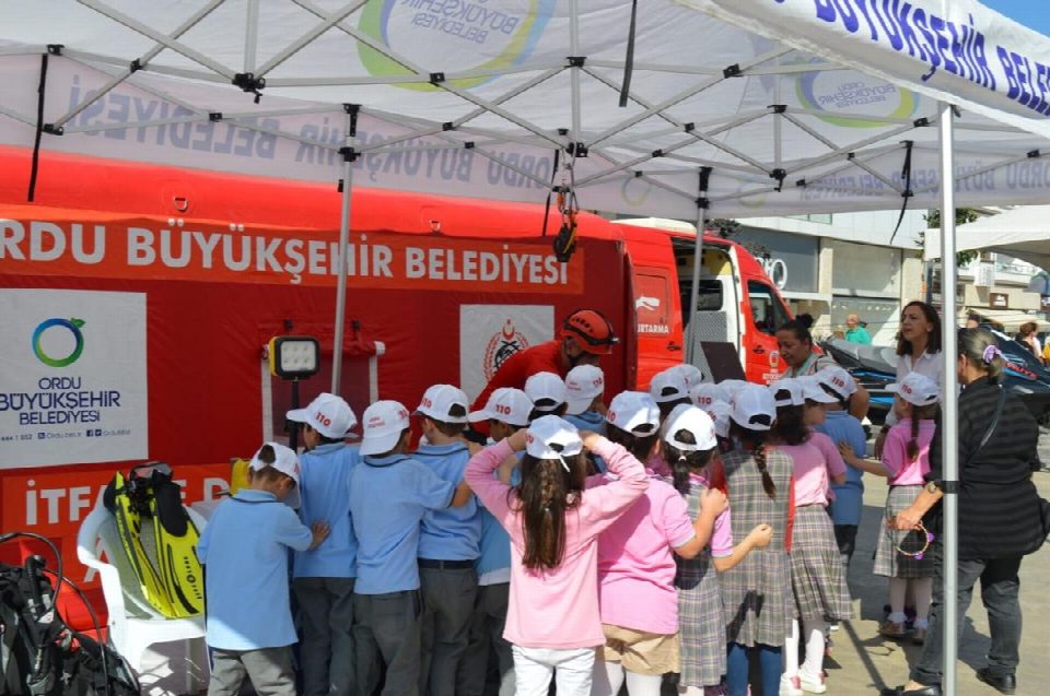 İTFAİYEDEN EKİPMAN SERGİSİ