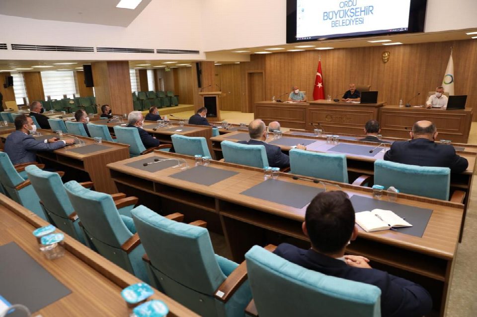 Hilmi Güler: “ilçe belediyeleri hedef büyütmeli”