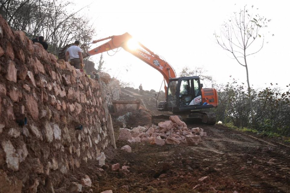 Sarmaşık, otoyola bağlanmak için gün sayıyor