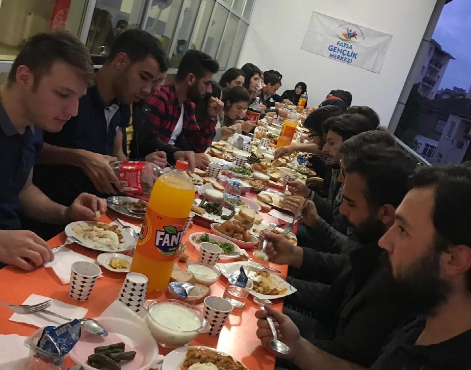 Gençler iftarda buluştu