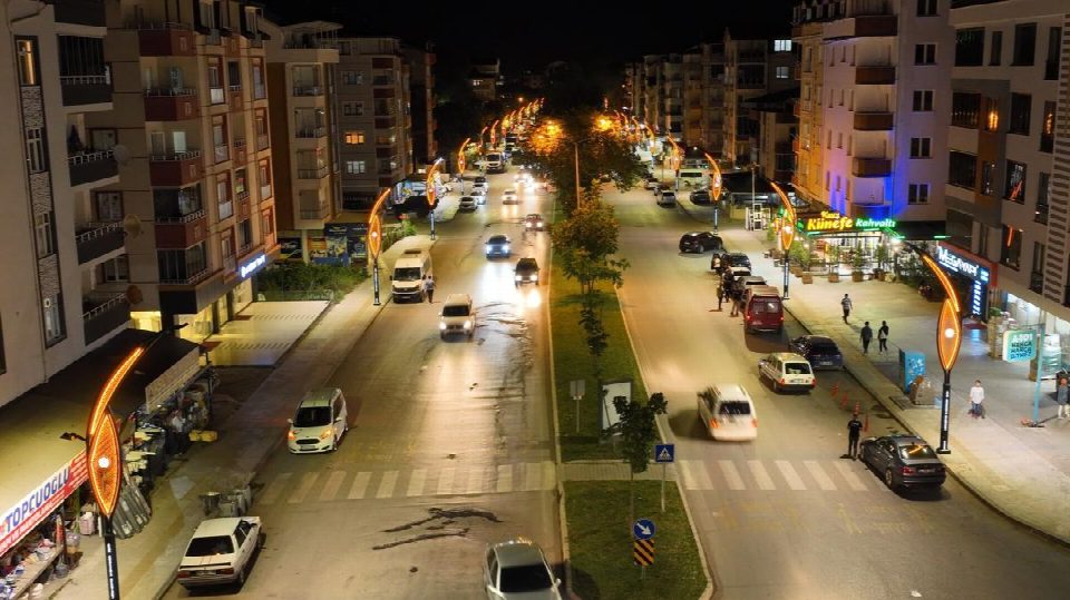 Büyükşehir hem üretiyor hem aydınlatıyor