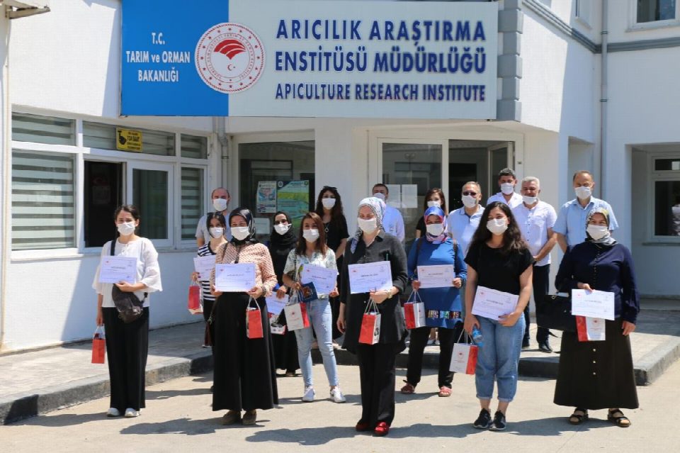 Önder kadın arıcılar sertifikalarını aldı