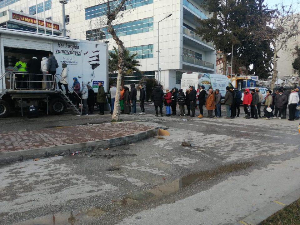 Mobil mutfak tırı Adıyaman’da sıcak yemek vermeye başladı