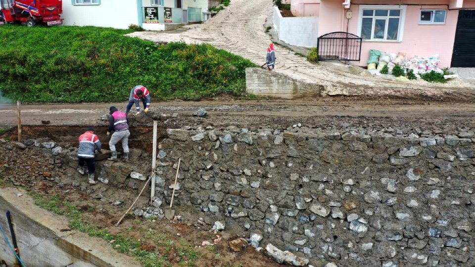Çamaş’ta güvenli yol inşası sürüyor