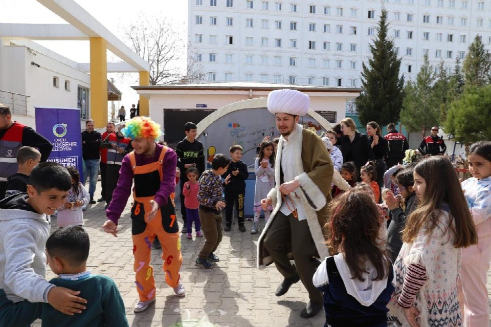 Büyükşehir depremden etkilenen kırsal mahallelerdeki çocuklar için seferber