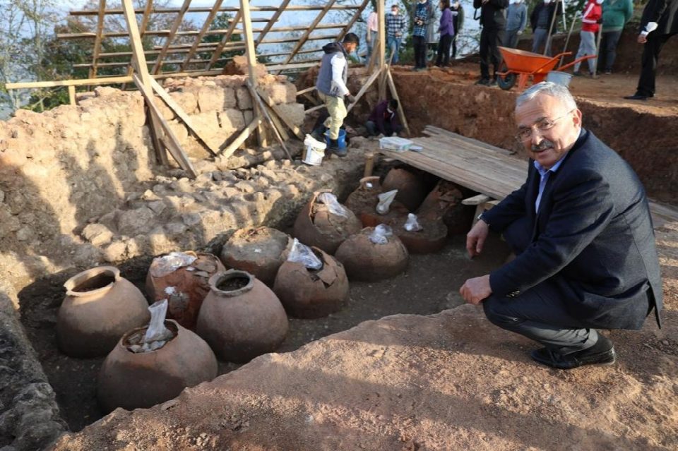 ‘Kibele’nin evine giden yola sıcak asfalt
