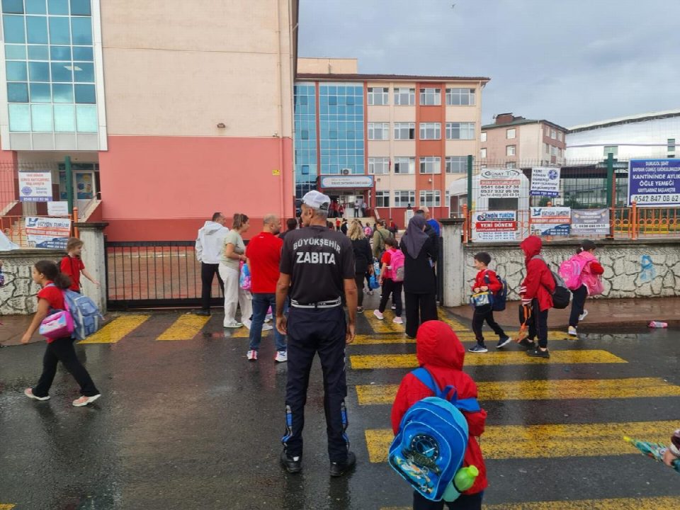 BÜYÜKŞEHİR ZABITASI ÖĞRENCİLERİN YANINDA