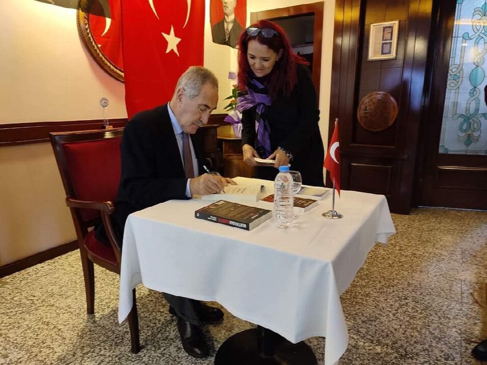 Eski bakan Ertuğrul Günay "Bir hürriyet hikayesi" isimli kitabını imzaladı