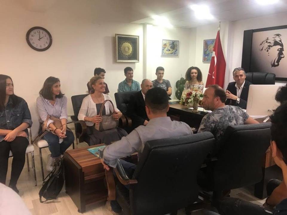 Öğrenciler Milli Eğitim Müdürünün odasını bastı