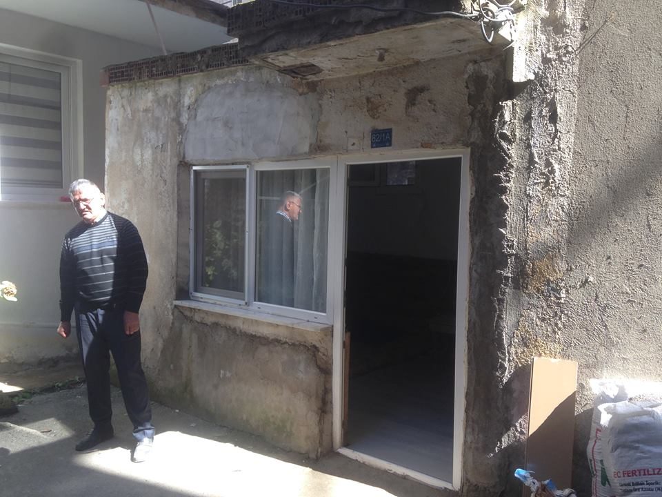 Tek odalı evinde tek başına yaşam mücadelesi veriyor...