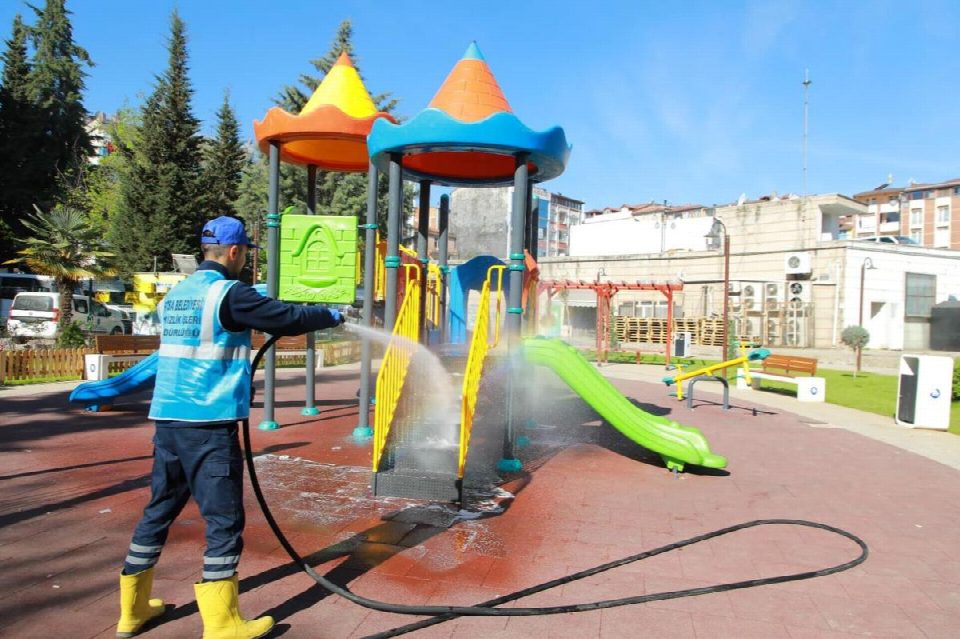 Temizlik ekipleri çocuk parklarına büyük önem veriyor