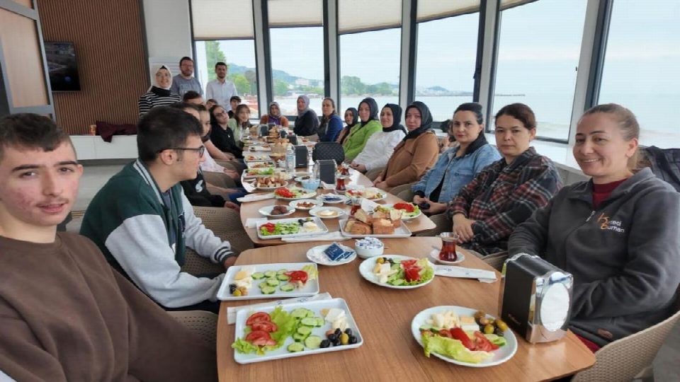 Özel öğrenciler annelerine çok özel kahvaltı ikramı