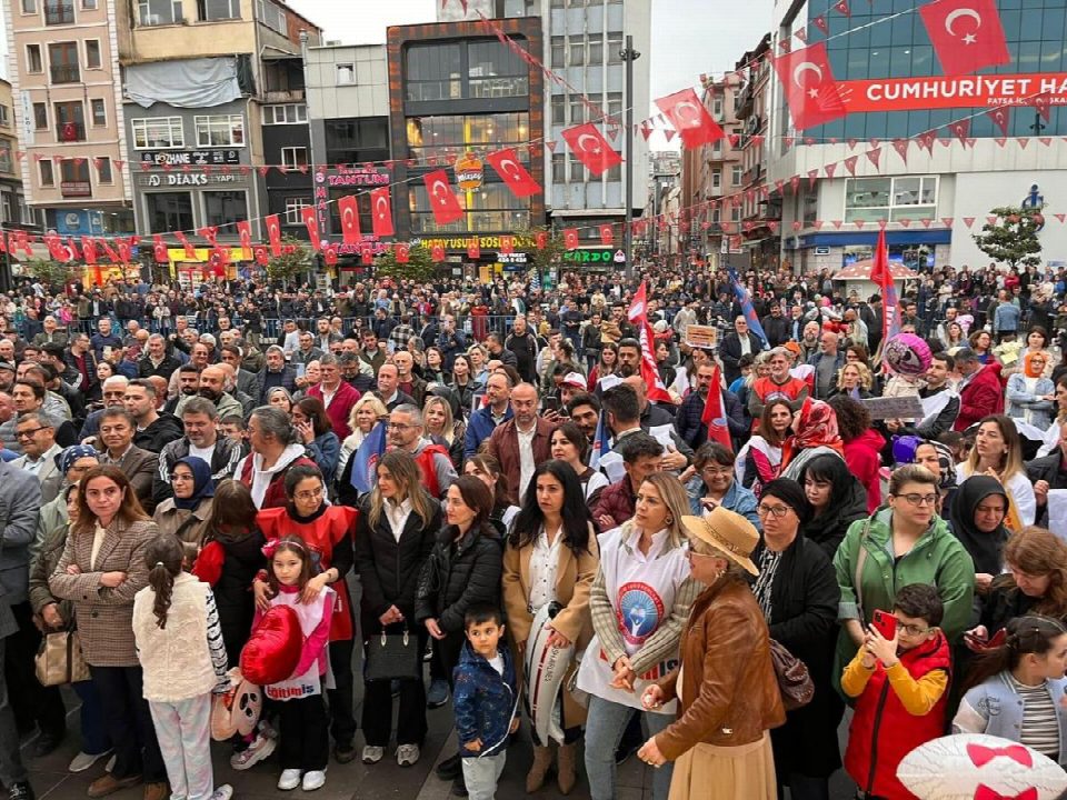 1 MAYIS FATSA’DA MEHMET GÜMÜŞ KONSERİYLE KUTLANDI