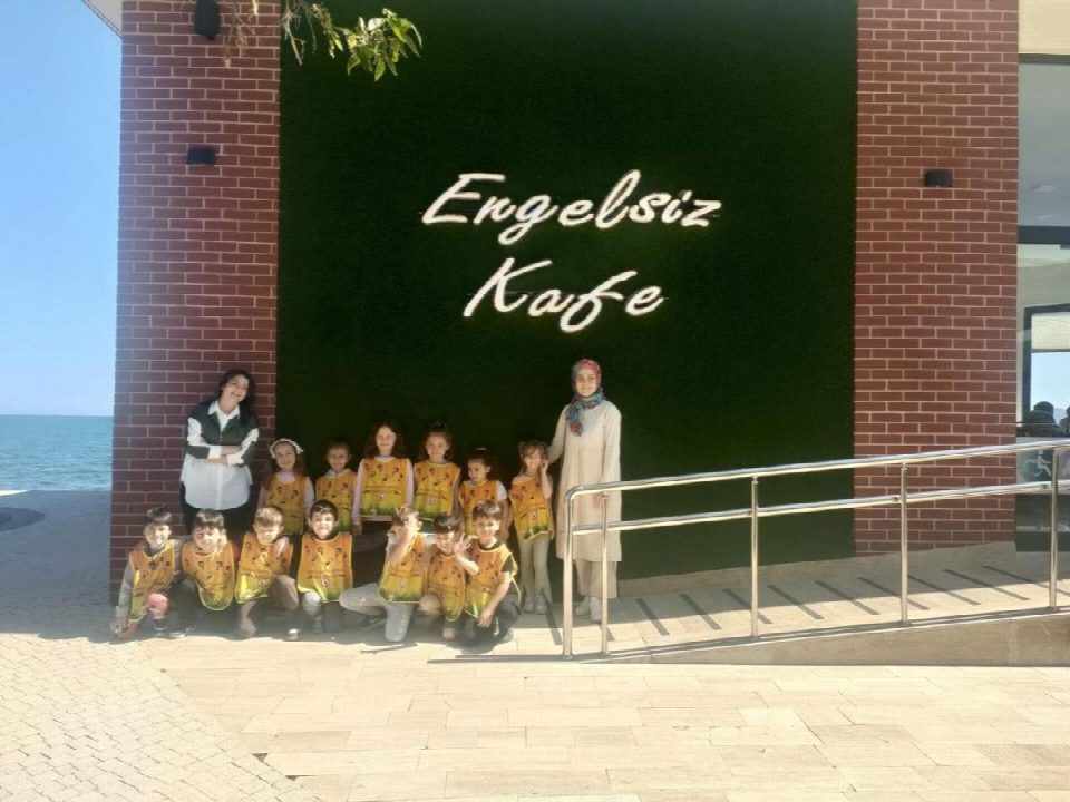 Engelsiz kafede neşeli bir gün geçirdiler