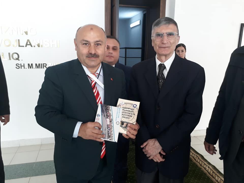 Sancar’a kitap hediye etti