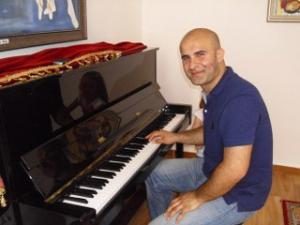 PİYANO'YU İÇİMDEN GELDİĞİ GİBİ ÇALIYORUM