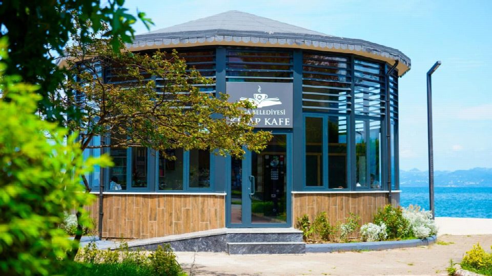 Deniz manzaralı kitap kafe, gençlerin gözdesi oldu