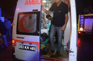 YANGINA GİDEN İTFAİYE ARACIYLA OTOMOBİL ÇARPIŞTI: 2 YARALI
