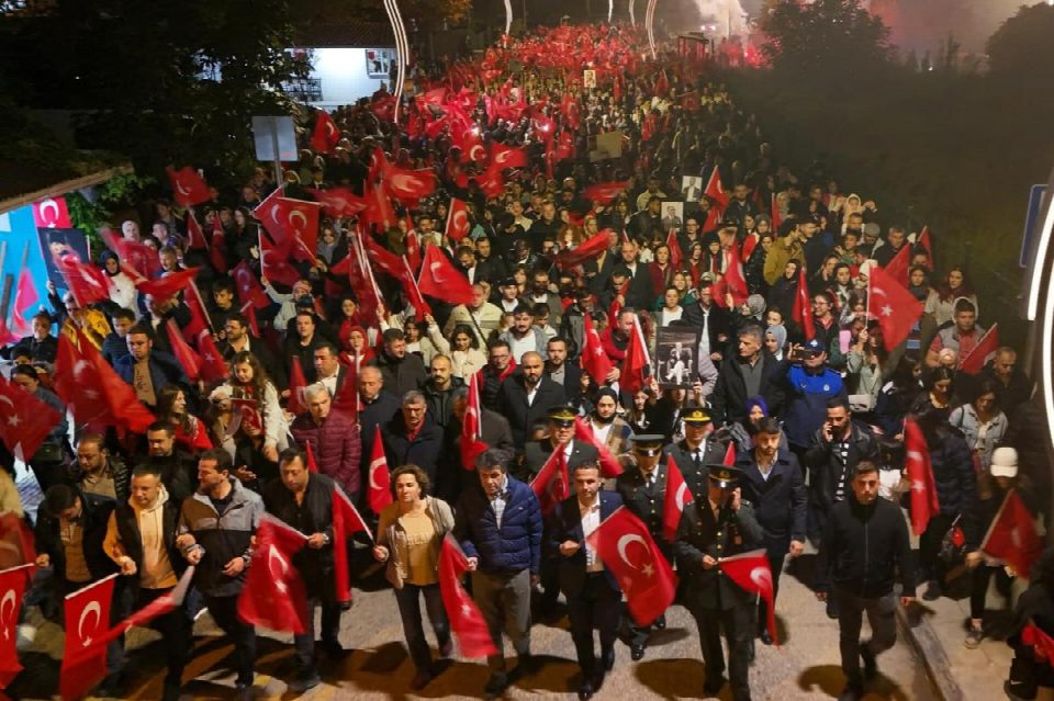 Binler Cumhuriyet için yürüdü