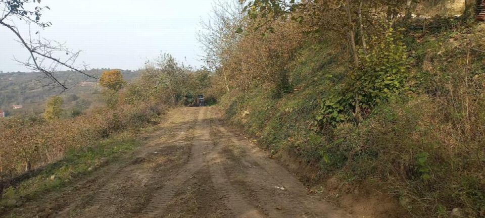KAVRAZ MAHALLESİNDE YOL REGLAJ ÇALIŞMASI