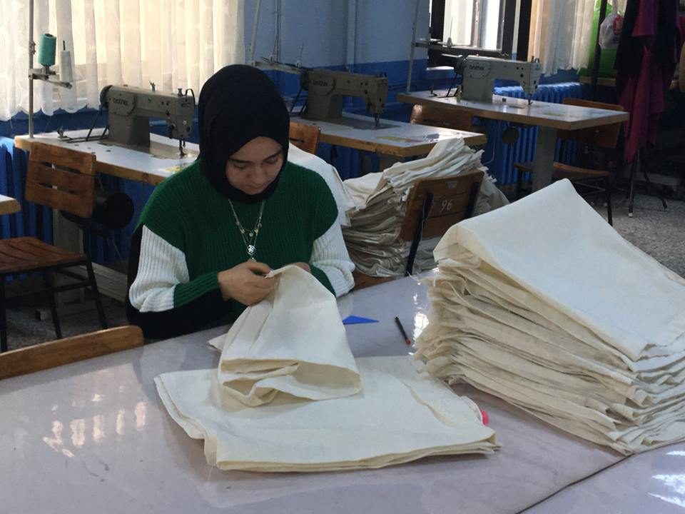 İş başa düştü, bez poşetleri dikiyorlar