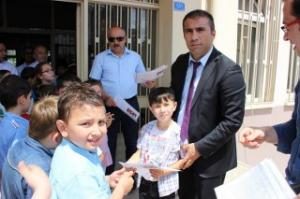 ÖĞRENCİLERİN KARNELERİ TÖRENLE DAĞITILDI
