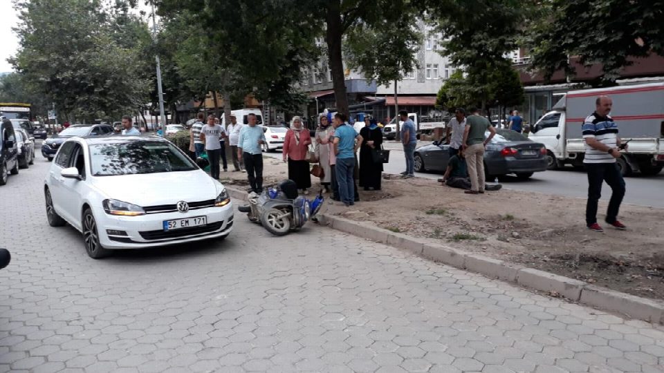 Motosiklet ile otomobil çarpıştı: 1 Yaralı