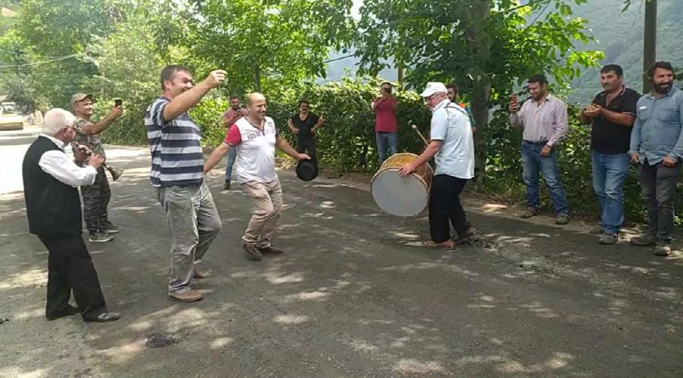 Asfalt ekiplerini davul zurna ile karşıladılar