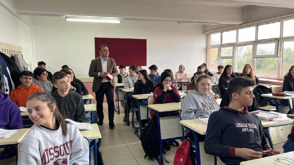 Öğrenciler davet etti, başkan kırmadı