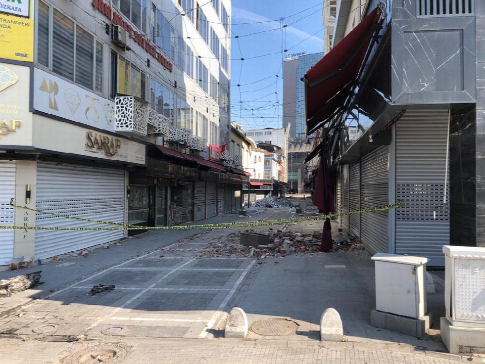 Büyükşehir tüm imkanlarını seferber etti..Ordu Büyükşehir Belediyesinin teknik ekibi deprem bölgesinde hasar tespit çalışmalarına destek verdi
