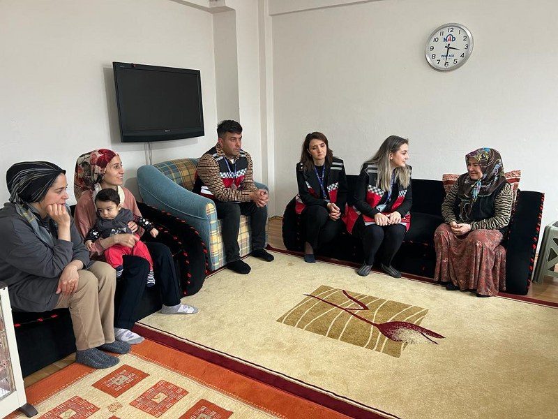 Başkan Kibar, depremzede aileleri yalnız bırakmıyor