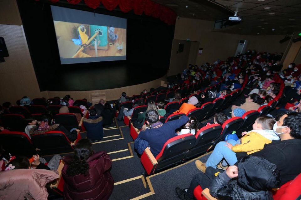 Patlamış mısır ve meyve sularını alan çocuklar “Kediler” filmiyle eğlendi