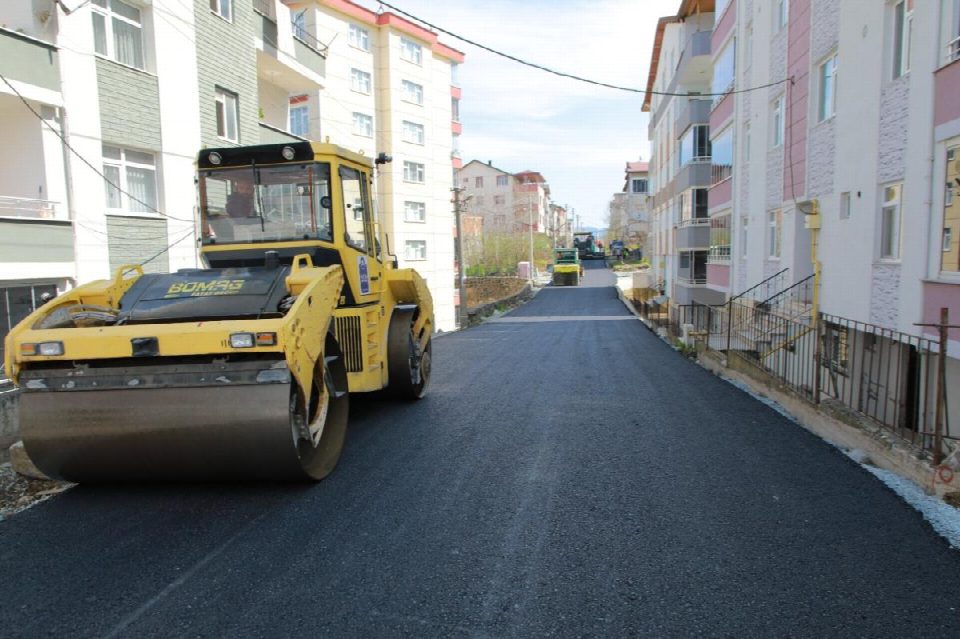 Kurtuluş mahallesinde sıcak asfalt çalışmalarına başlanıldı