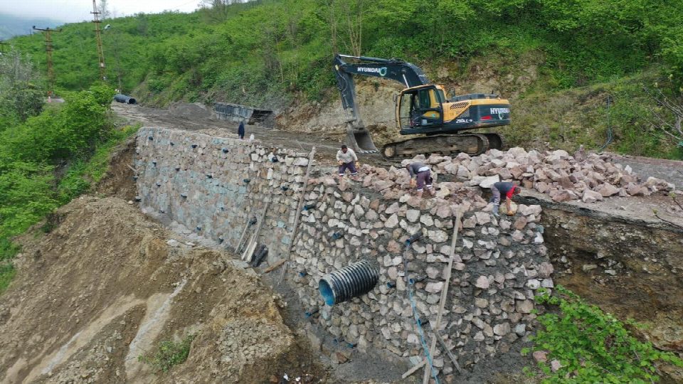 Gülyalı Taşlıçay'da yollara koruma duvarı