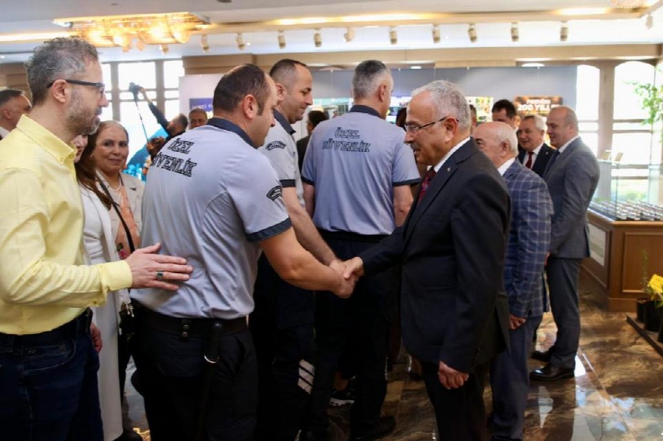 Başkan Hilmi Güler, personelle bayramlaştı