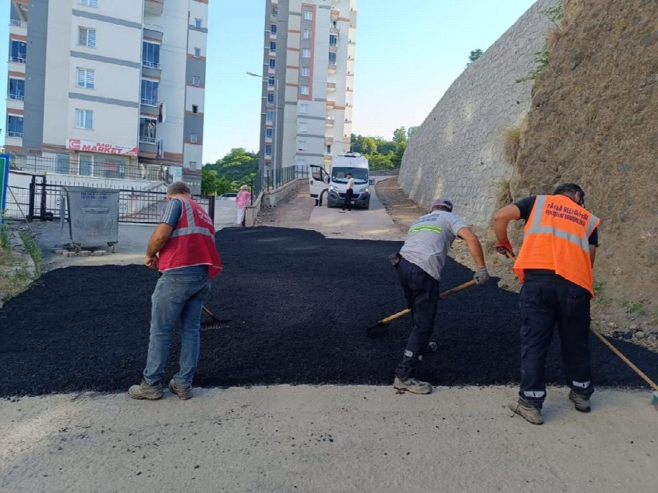 Fatsa’nın her mahallesinde asfalt mesaisi sürüyor