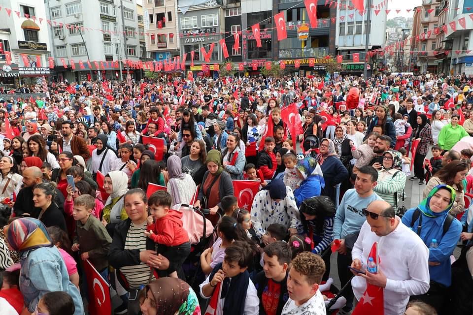 Çocuklar gönüllerince eğlendi