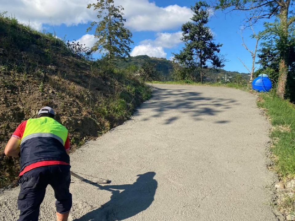 Fatsa’nın kırsal bölgelerinde yollar daha güvenli hale getiriliyor