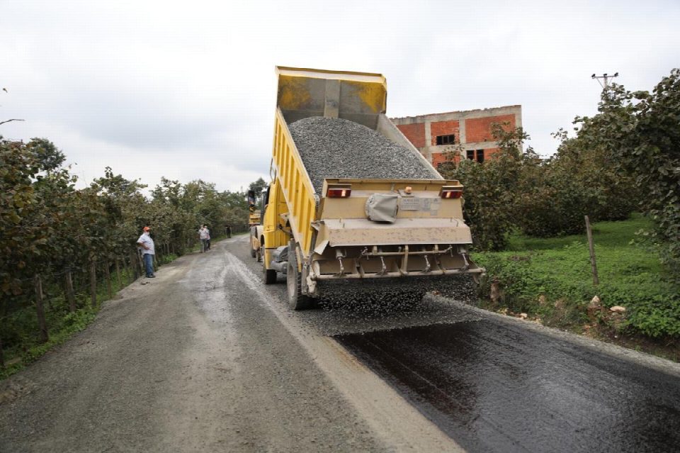 Kırsal mahallelerde 30 kilometre sathi kaplama asfalt yapıldı